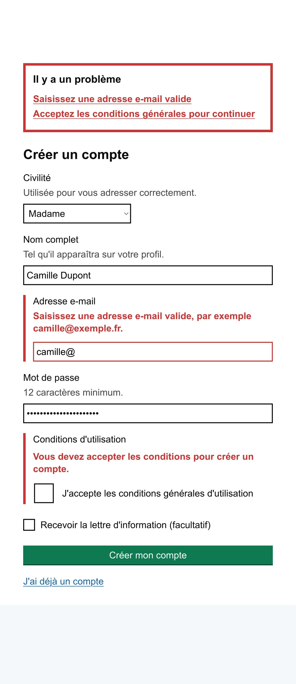 Le même formulaire construit avec GOV.UK Design System. Le résumé d'erreurs passe au-dessus du titre, les champs en erreur sont marqués par une barre rouge à gauche plutôt que par un encadré, et le bouton d'envoi est vert et pleine largeur. Les contenus, eux, sont identiques au panneau de gauche.